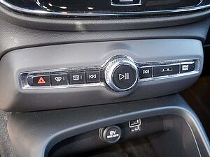 Volvo  D4 AWD Momentum KLIMAAUTOMATIK PDC LED